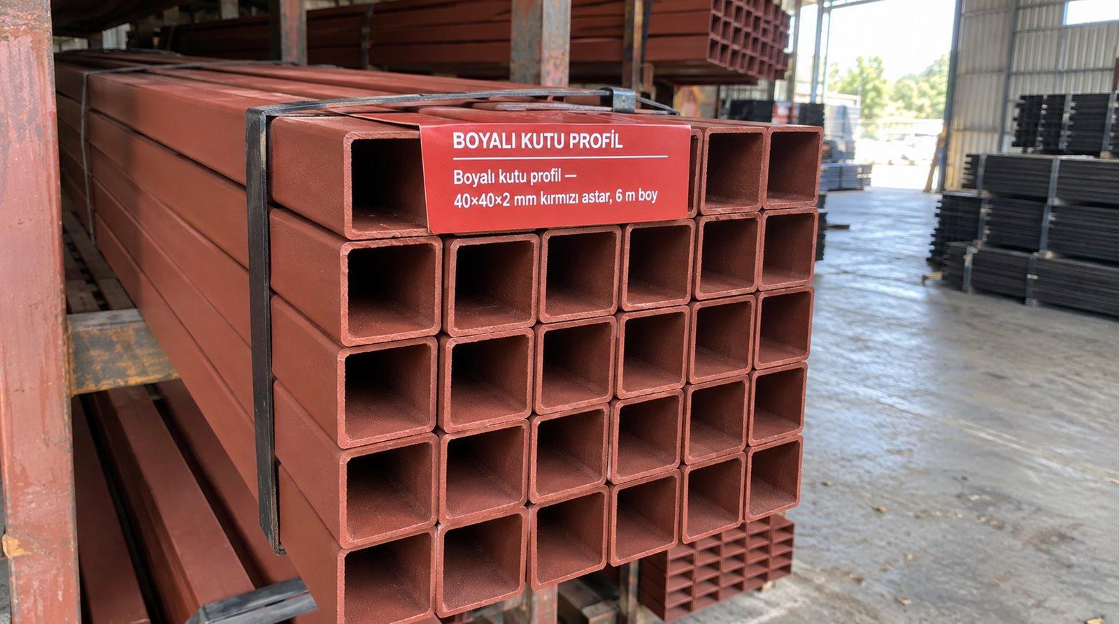 Boyalı kutu profil 40×40×2 mm kırmızı astar, 6 m boy, boyama hattı deposunda