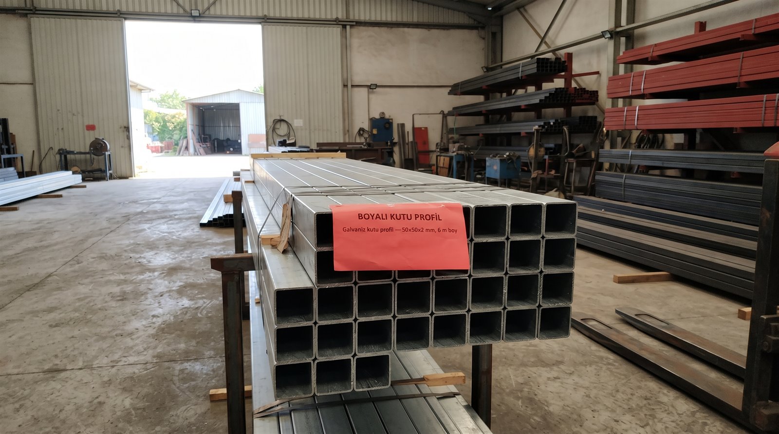 Galvaniz kutu profil 50×50×2 mm, 6 m boy, boyama hattı deposunda