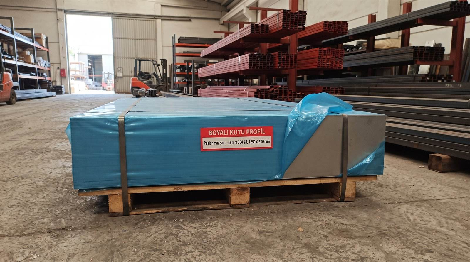 Paslanmaz sac 2 mm 304 2B, 1250×2500 mm, boyama hattı deposunda